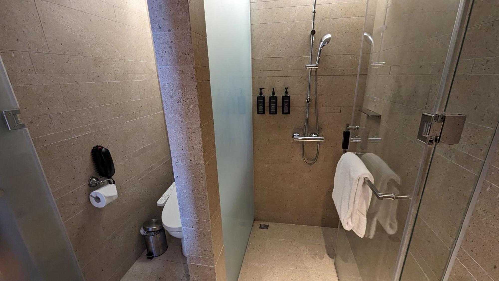 Sheraton Taitung Hotel Экстерьер фото A shower cubicle in a hotel