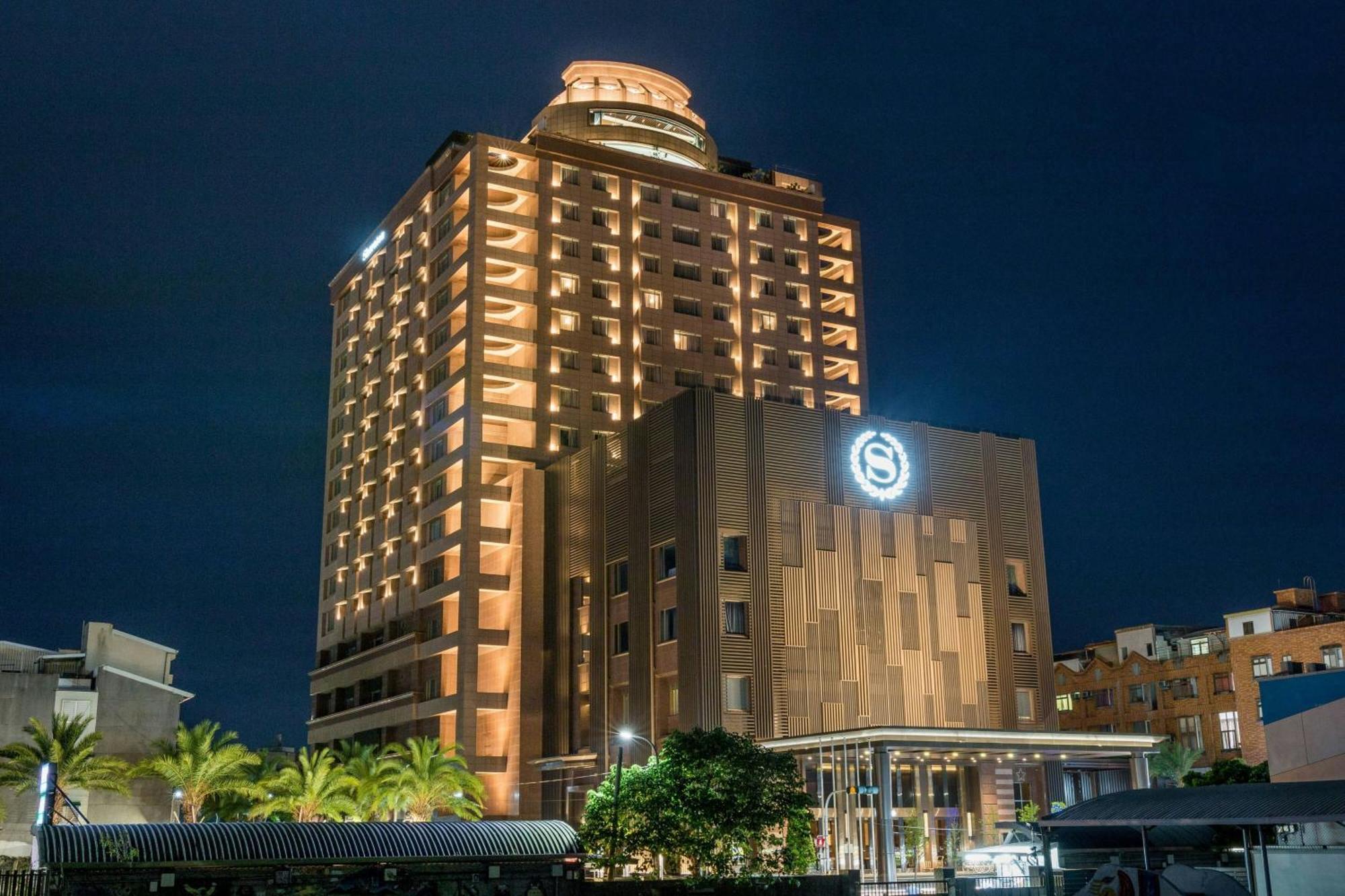 Sheraton Taitung Hotel Экстерьер фото The hotel at night